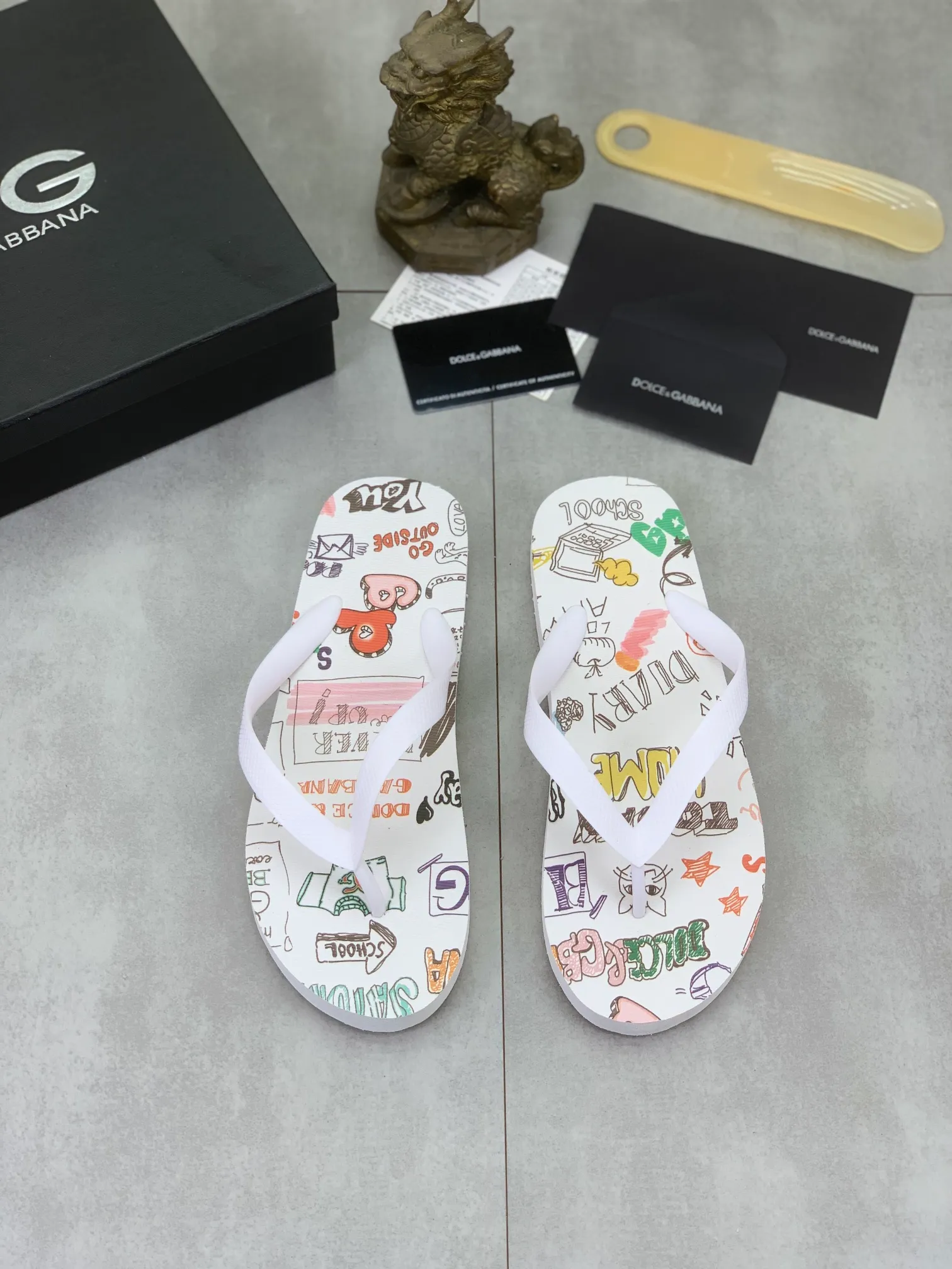 Men's Men's Shoes💰P220💰[New Style]🆘[DG]Official Website Couple🧑‍🤝‍🧑Hot-selling Dolce & Gabbana Men's Flip-Flops are on sale at the counter simultaneously! Original fabric imported from Italy. Original bottom provided by the original factory. Size: Adult 36-45. Children’s size: 30-37. Multiple colors available.